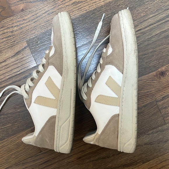 Veja V10 Sneakers in Extra White Sable Sahara - Picture 10 of 11